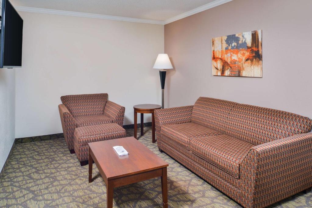 Best Western of Hartland - Queen Suite With Two Queen Beds With Sofa Bed