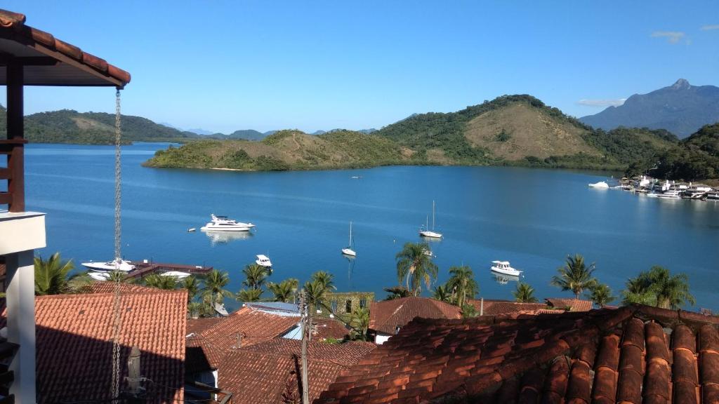 vista di una cassa d'acqua con dentro imbarcazioni di Casa Angra Itanema ad Angra dos Reis