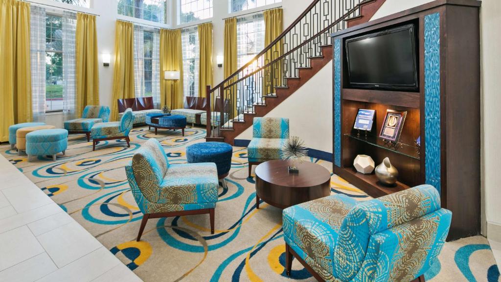 TV a/nebo společenská místnost v ubytování Best Western Plus Houston Atascocita Inn & Suites