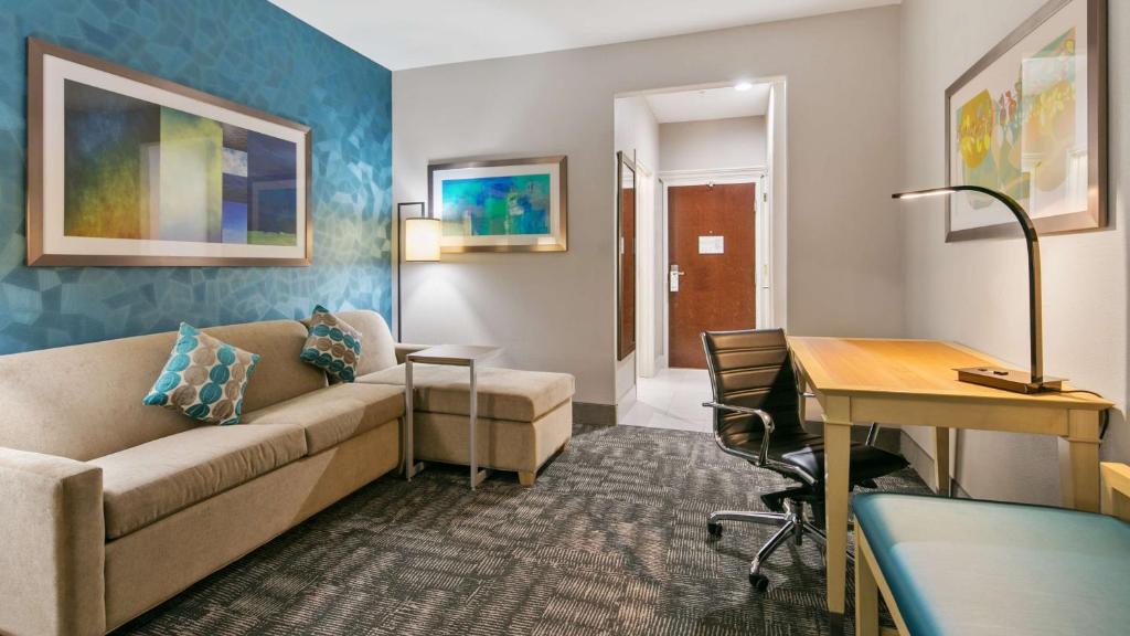 Posezení v ubytování Best Western Plus Houston Atascocita Inn & Suites