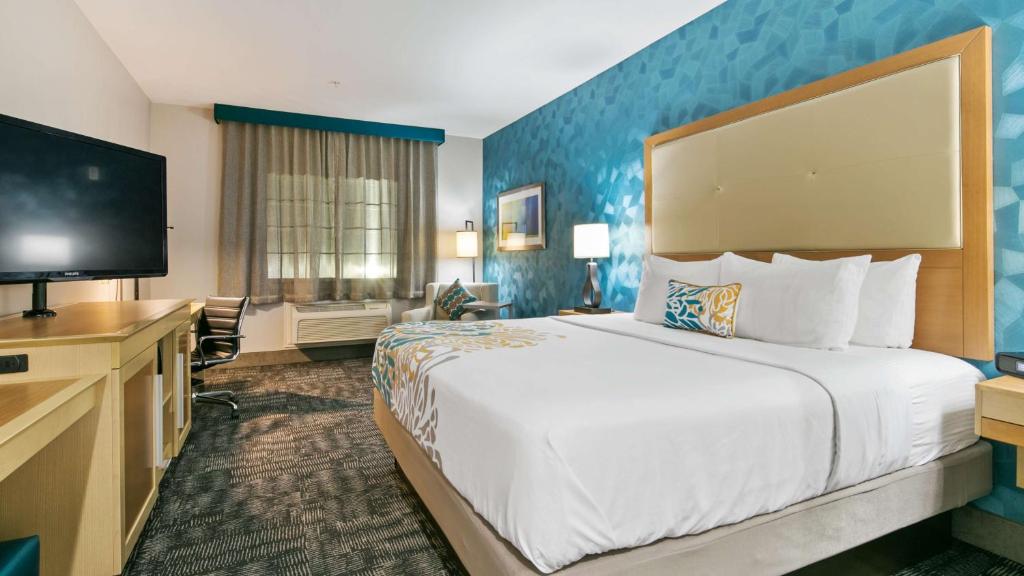 Postel nebo postele na pokoji v ubytování Best Western Plus Houston Atascocita Inn & Suites