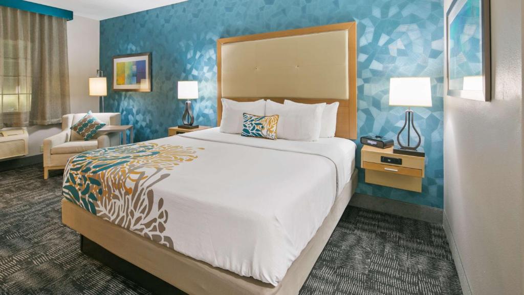Postel nebo postele na pokoji v ubytování Best Western Plus Houston Atascocita Inn & Suites