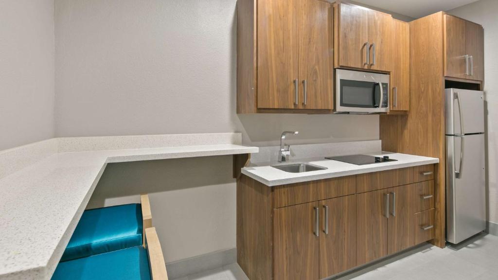 Kuchyň nebo kuchyňský kout v ubytování Best Western Plus Houston Atascocita Inn & Suites
