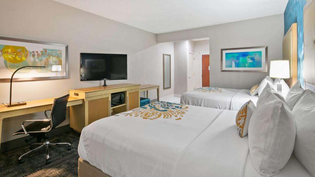 Postel nebo postele na pokoji v ubytování Best Western Plus Houston Atascocita Inn & Suites