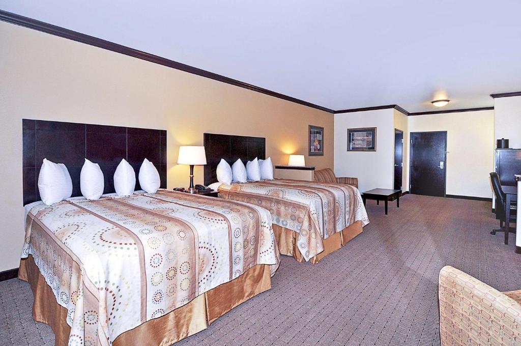 a hotel room with two beds in a room at Best Western Plus Royal Mountain Inn & Suites in Athens