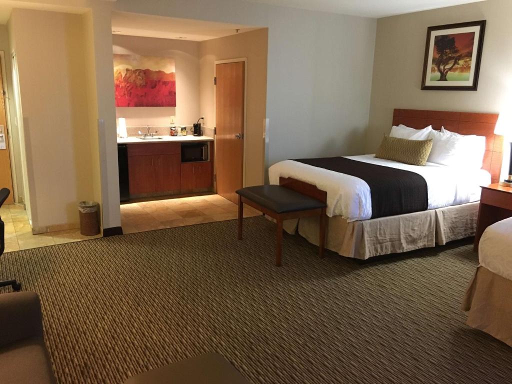 Best Western Plus Arrowhead Hotel - Deluxe Queen Room With Two Queen Bed - Non Smoking