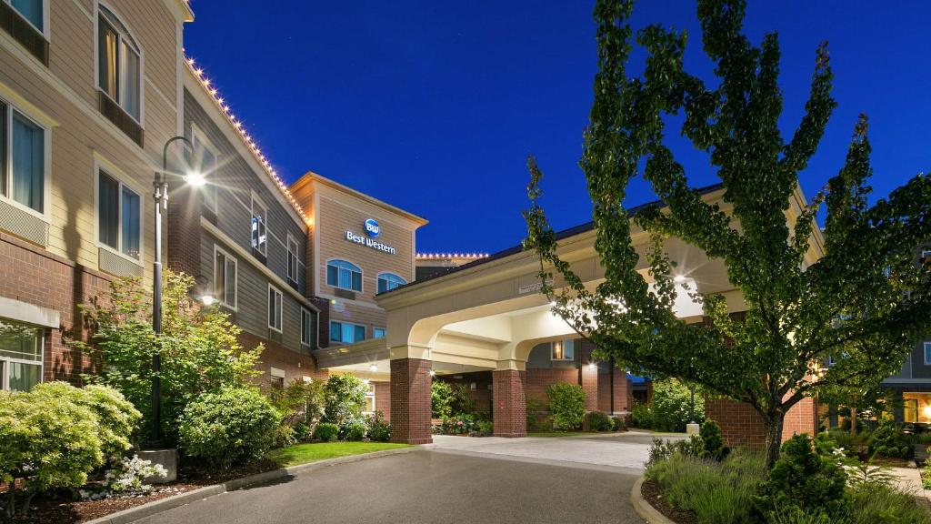 a rendering of the front of a hotel at night at Best Western Liberty Inn DuPont JBLM in DuPont