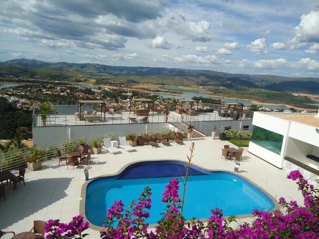 a swimming pool on the roof of a building at Mirante de Escarpas 1803 in Capitólio