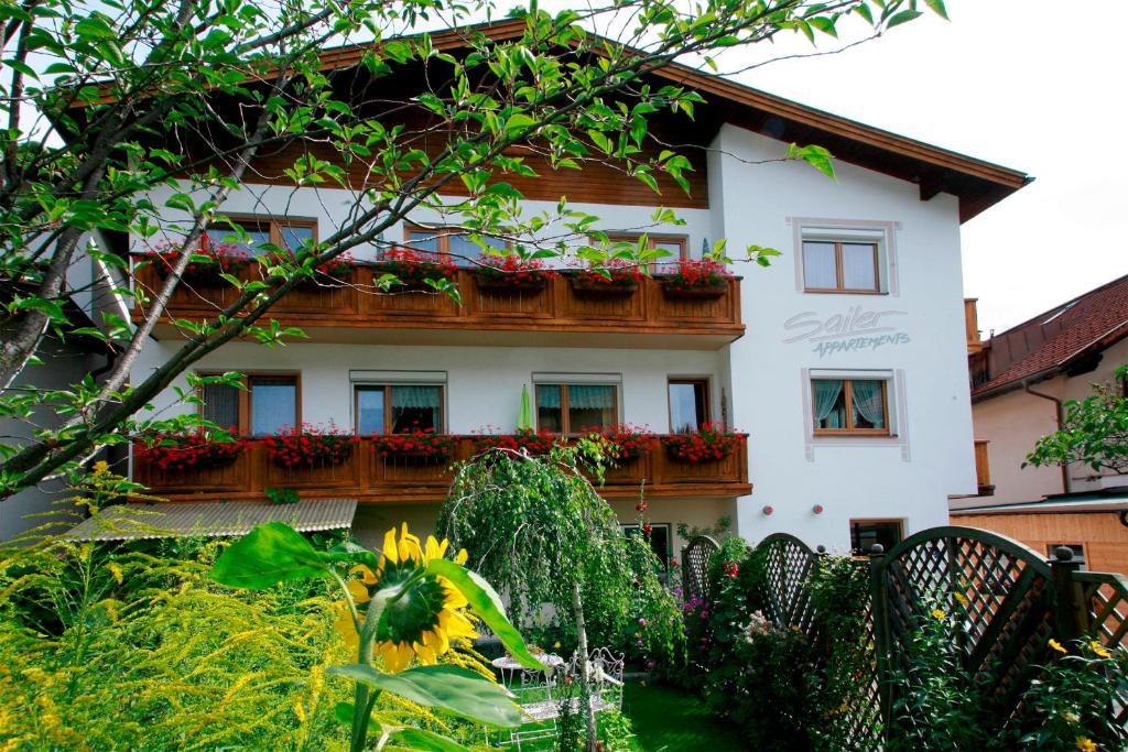 ein Gebäude mit Blumenkästen auf den Balkonen in der Unterkunft Appartements Sailer in Prutz