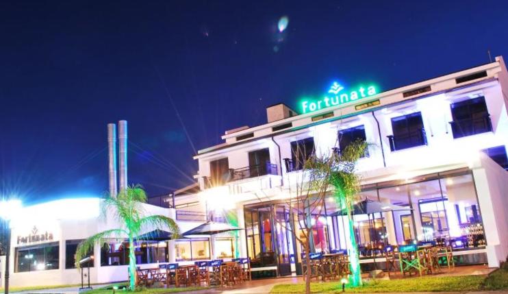 フェデラシオンにあるHotel Casino Fortunataの目の前にテーブルと椅子が置かれた建物