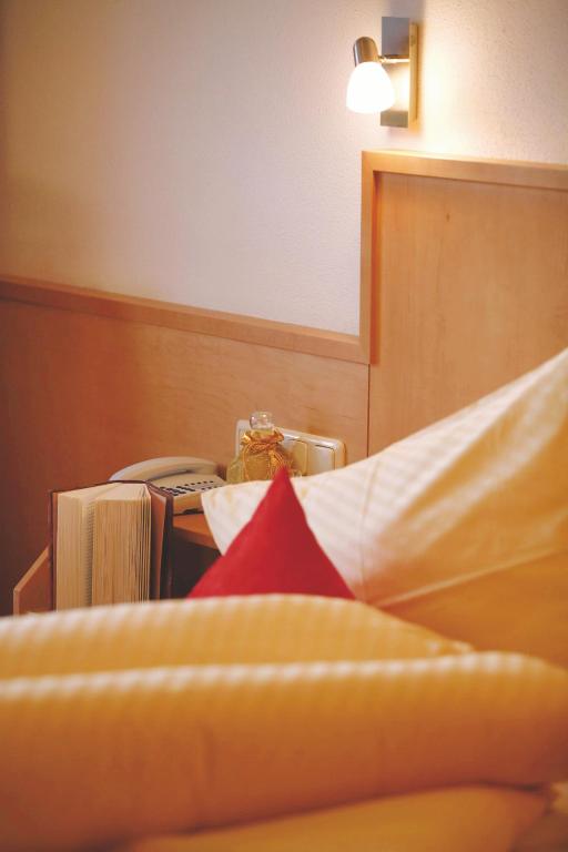 Postel nebo postele na pokoji v ubytování Hotel Alpenroyal