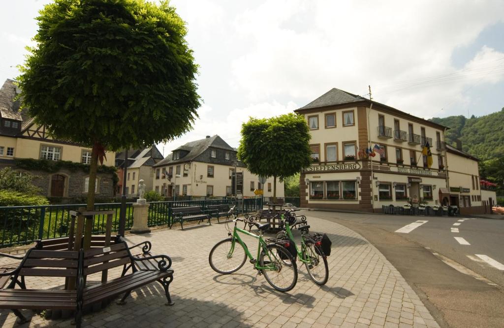 rząd rowerów zaparkowany obok ławki w obiekcie Mosel Weinhotel Steffensberg w mieście Enkirch