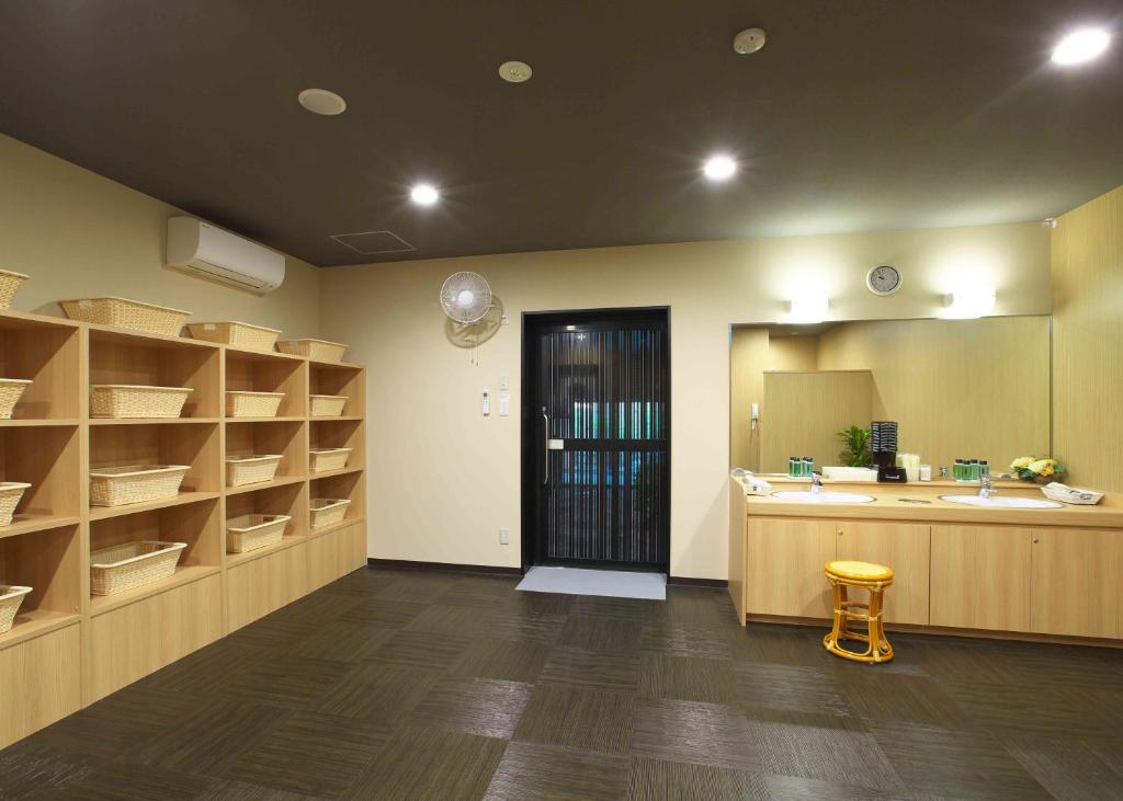 Kuchyň nebo kuchyňský kout v ubytování Hotel Route Inn Osaka Izumi -Kishiwada Izumi Inter-