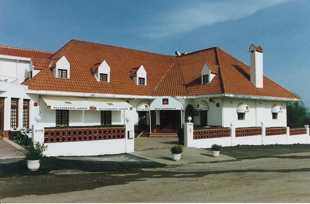 エルヴァスにあるHotel Jardimの赤屋根の大白屋敷
