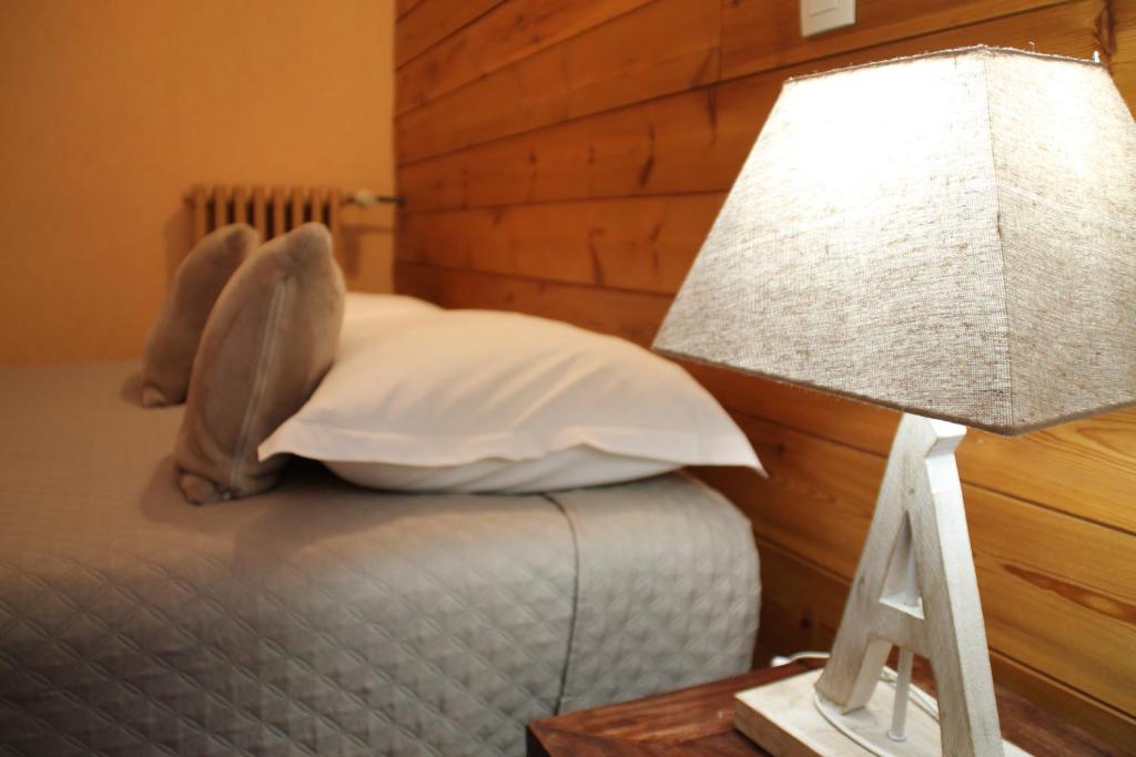 Postel nebo postele na pokoji v ubytování Hôtel Rivière