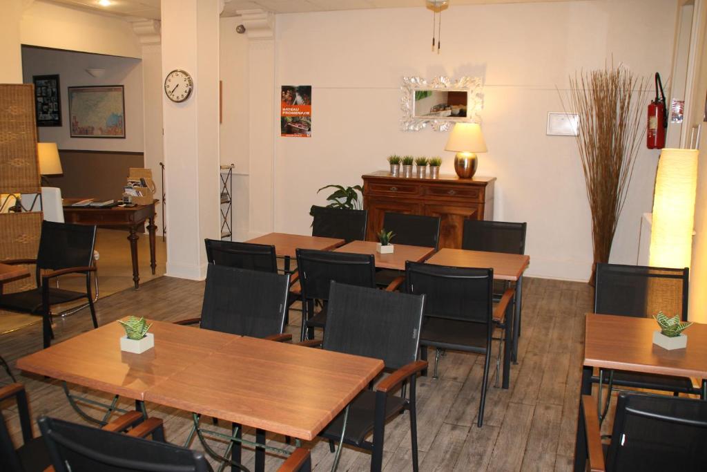 Posezení v ubytování Hôtel Rivière