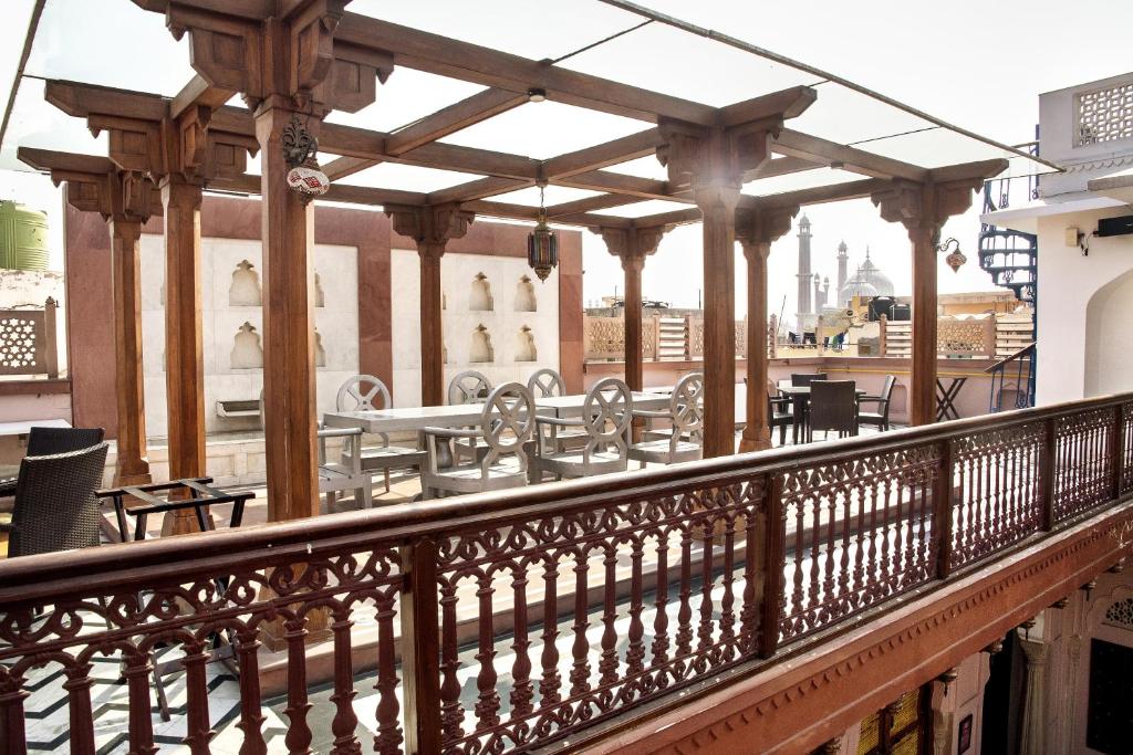 Restaurace v ubytování Haveli Dharampura & Golden Haveli- UNESCO awarded Boutique Heritage Hotel