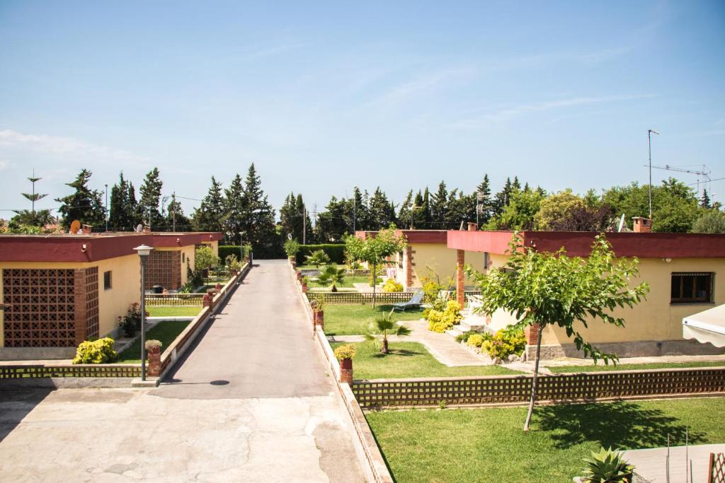 uitzicht op de binnenplaats van een school bij Bungalows Pascual in Vinarós
