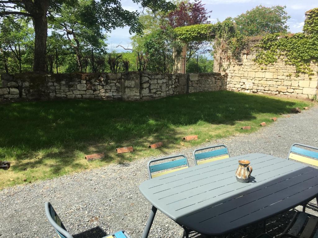 una mesa de picnic azul con una estatua sentada encima en Les Terrasses De Chaumont 1 en Montsoreau