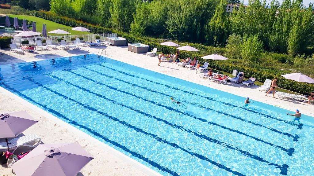 einen Blick über den Pool eines Resorts in der Unterkunft Hotel Arezzo ASC in Arezzo
