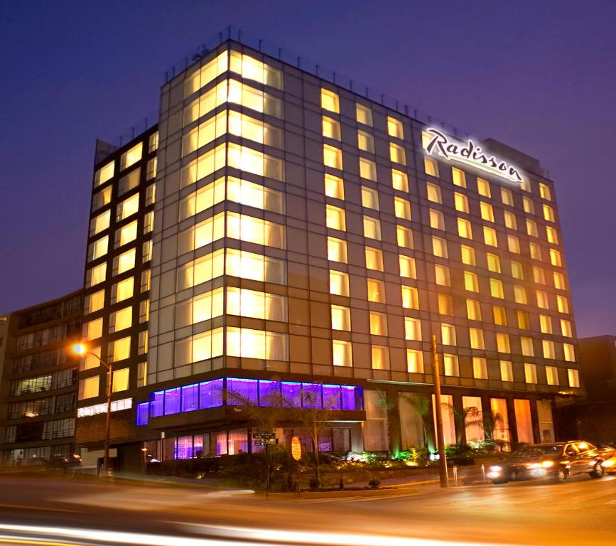 un edificio con un cartello sul lato di Radisson Hotel Decapolis Miraflores a Lima