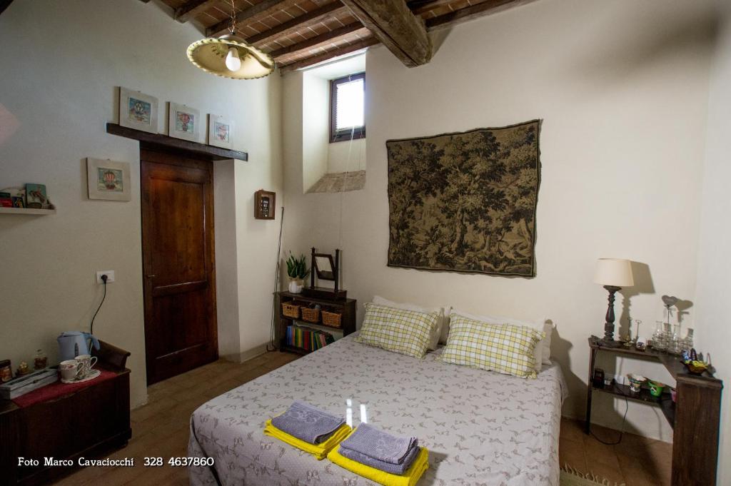 a bedroom with a bed and a painting on the wall at Il Bosso di Toscana in Badia Agnano
