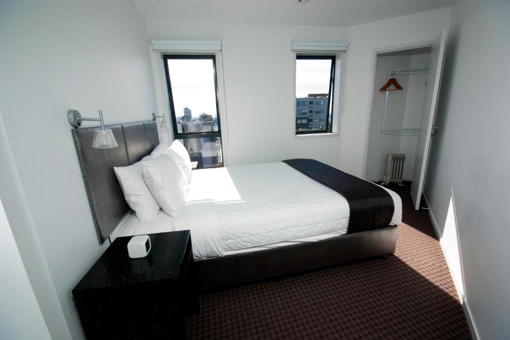 Postel nebo postele na pokoji v ubytování Nesuto St Martins Apartment Hotel