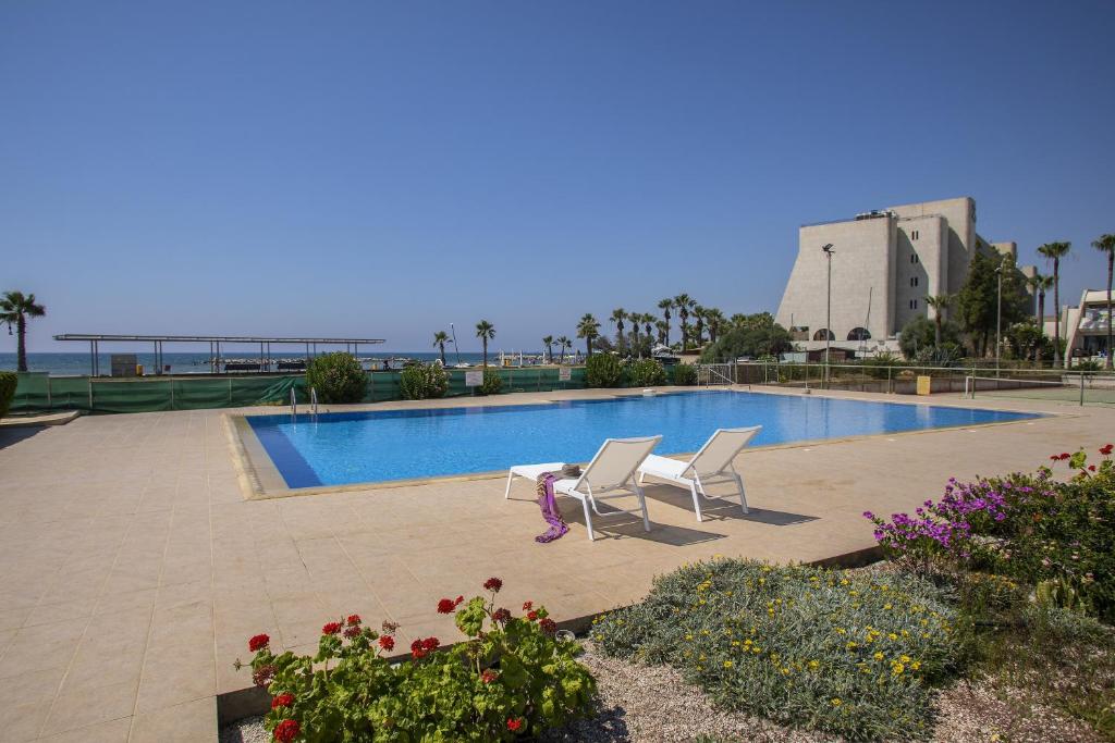 Πισίνα στο ή κοντά στο Larnaca Sunshore Beachfront Suite