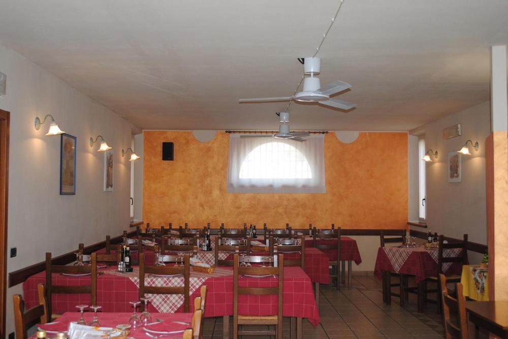 Reštaurácia alebo iné gastronomické zariadenie v ubytovaní Agriturismo San Francesco