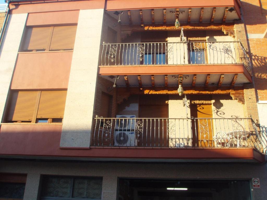 アレーナス・デ・サン・ペドロにあるCasa Tiburcioのバルコニー(犬付)が備わるアパートメントです。