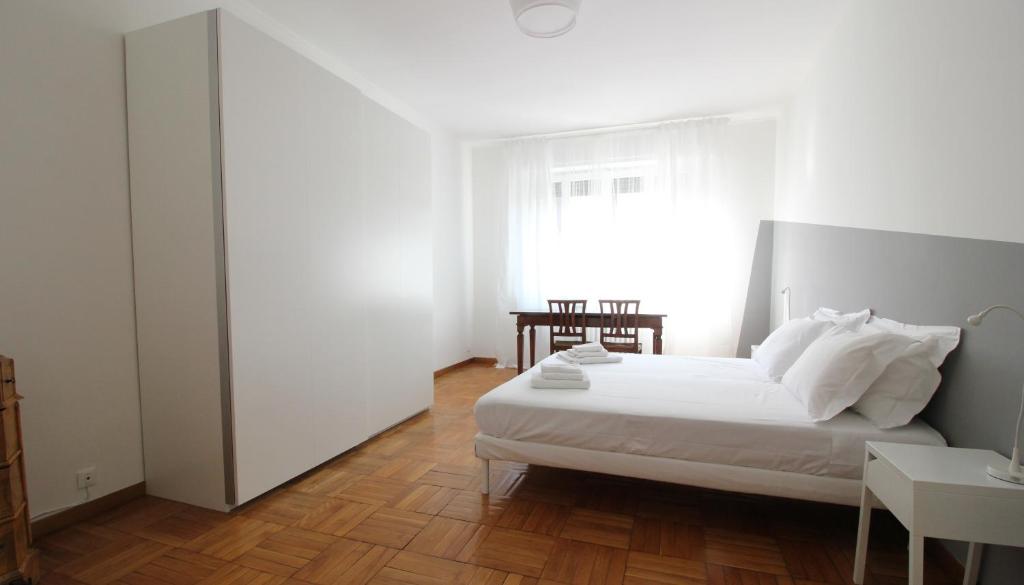 ミラノにあるItalianway-Piacenzaの白いベッドルーム(ベッド1台、窓付)