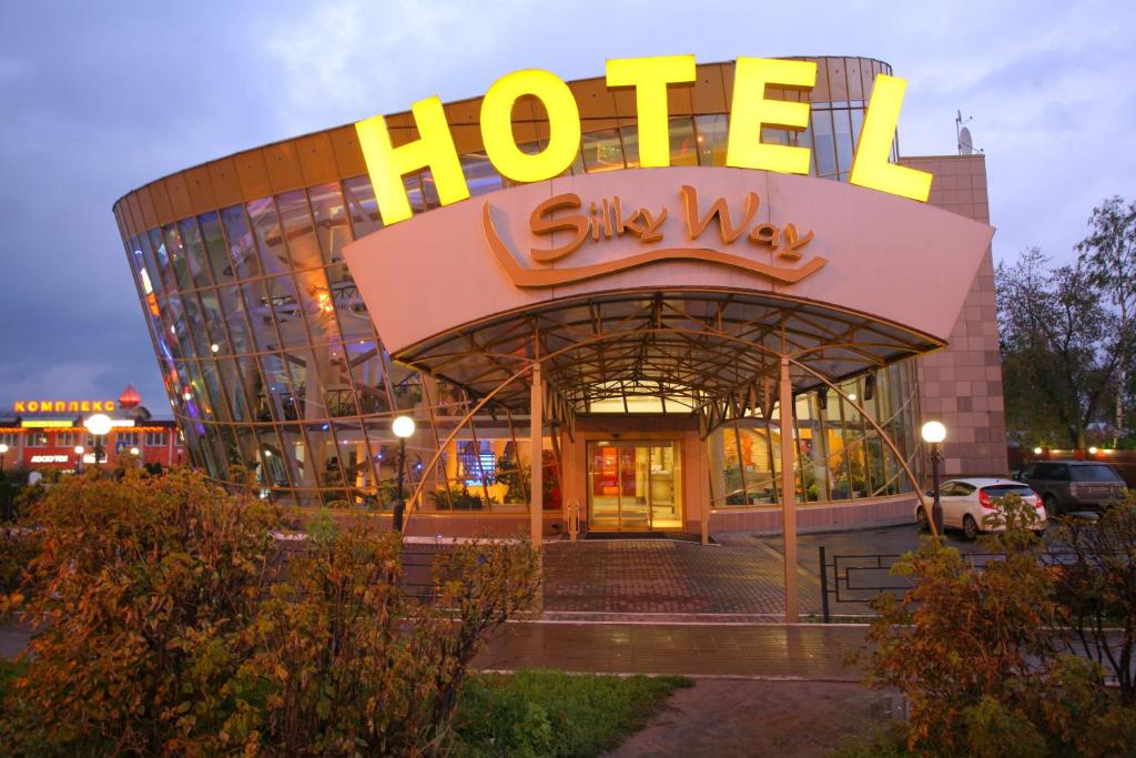 hotel z napisem "hotel sześćdziesiąt". w obiekcie Silky Way w mieście Oktiabrskij