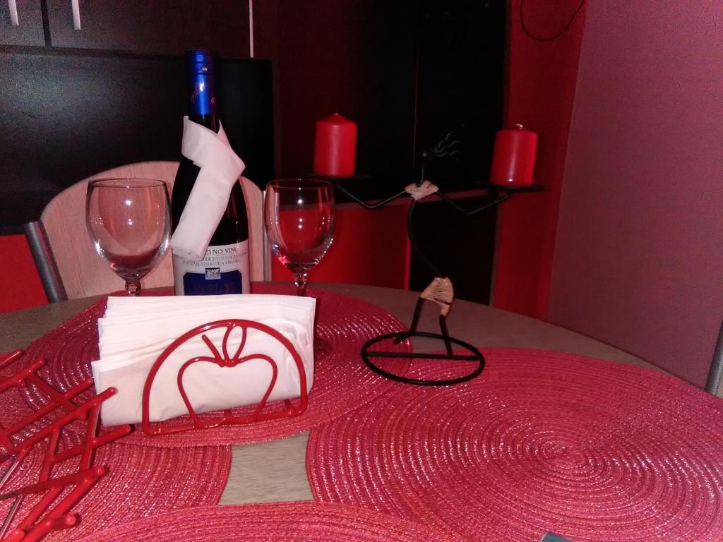 uma mesa com dois copos de vinho e uma caixa com um coração em Panorama Apartments em Skradin