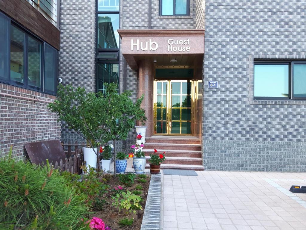 a front door of a brick building with a guest house at Hub Guest House in Incheon