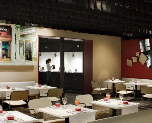 Reštaurácia alebo iné gastronomické zariadenie v ubytovaní Casa Camper Barcelona