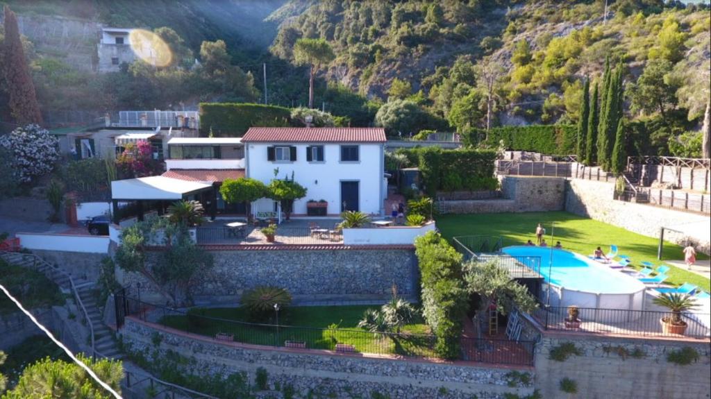 una casa con giardino e piscina di Casa De Angelis a Erchie