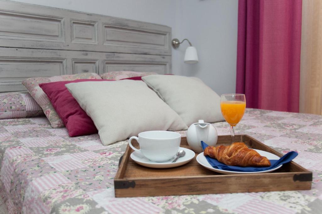 - un plateau avec une boisson et des croissants sur un lit dans l'établissement Sol Gran Vía, à Madrid