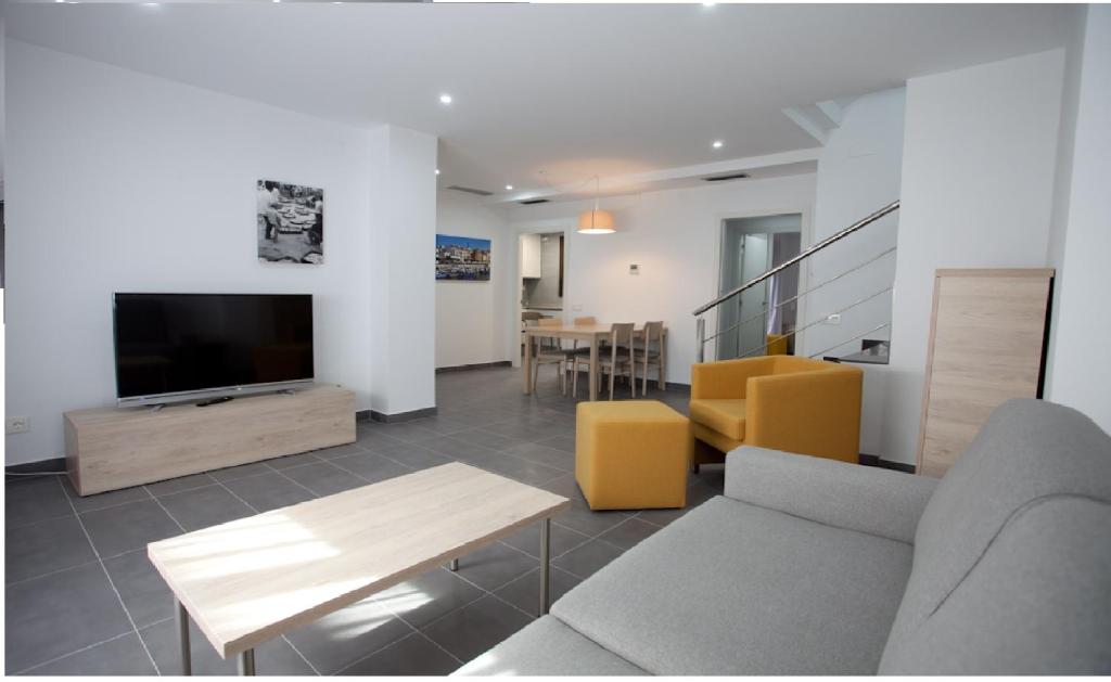 坎布里爾斯的住宿－Apartamentos Ocea，带沙发和平面电视的客厅