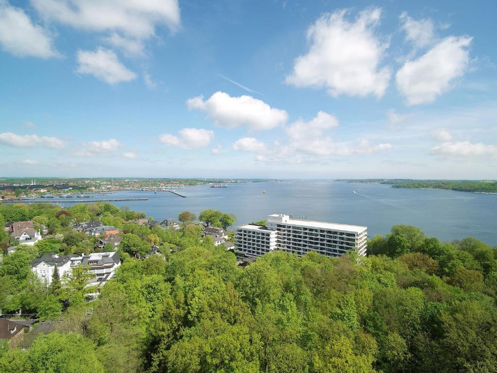 vistas a una gran masa de agua con un edificio en Maritim Hotel Bellevue Kiel, en Kiel