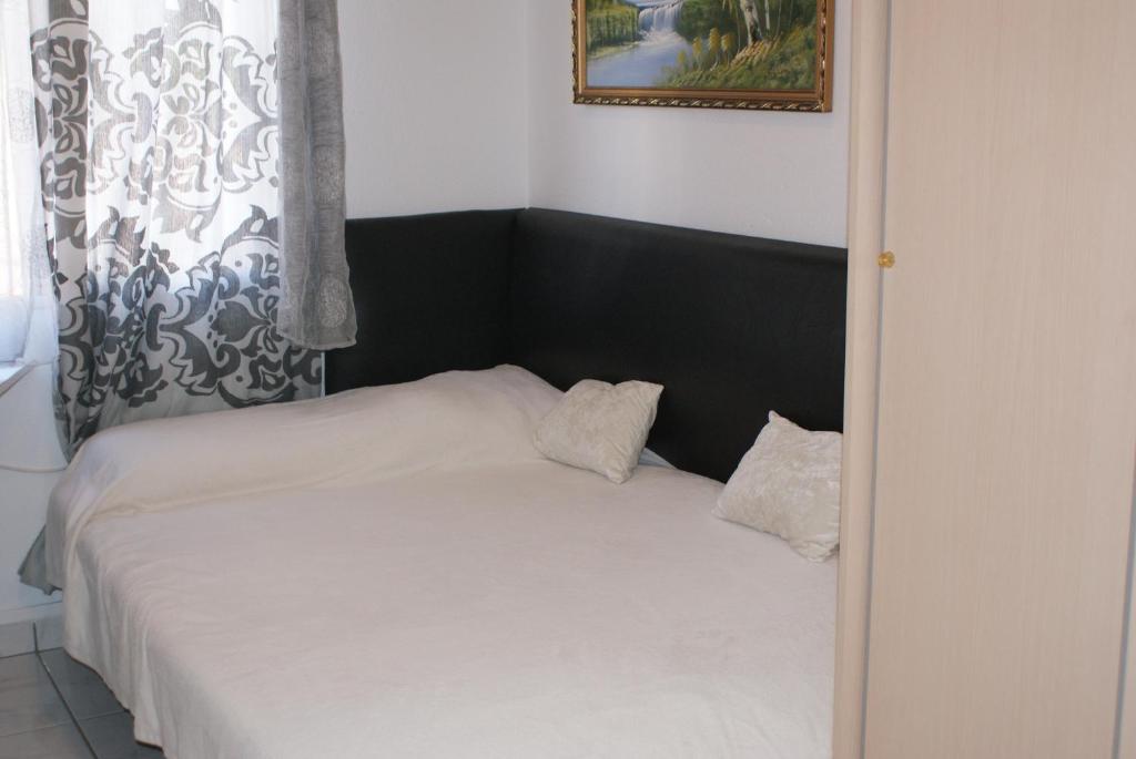 Postel nebo postele na pokoji v ubytování Rooms Complex "Cristimar", Los Cristianos