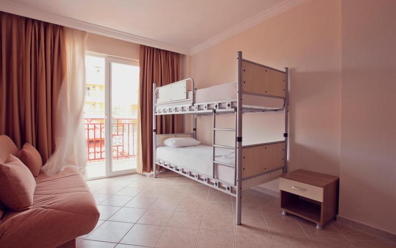 Catty Cats Garden Hotel - Family Room With Garden View