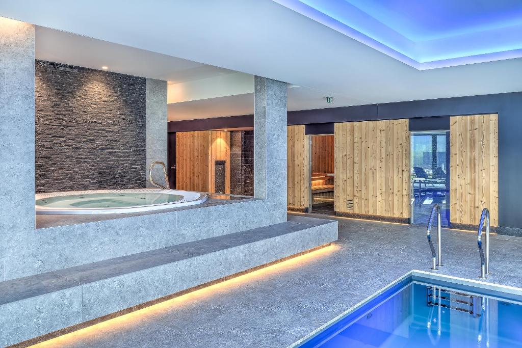 Bazén v ubytování R hotel experiences nebo v jeho okolí