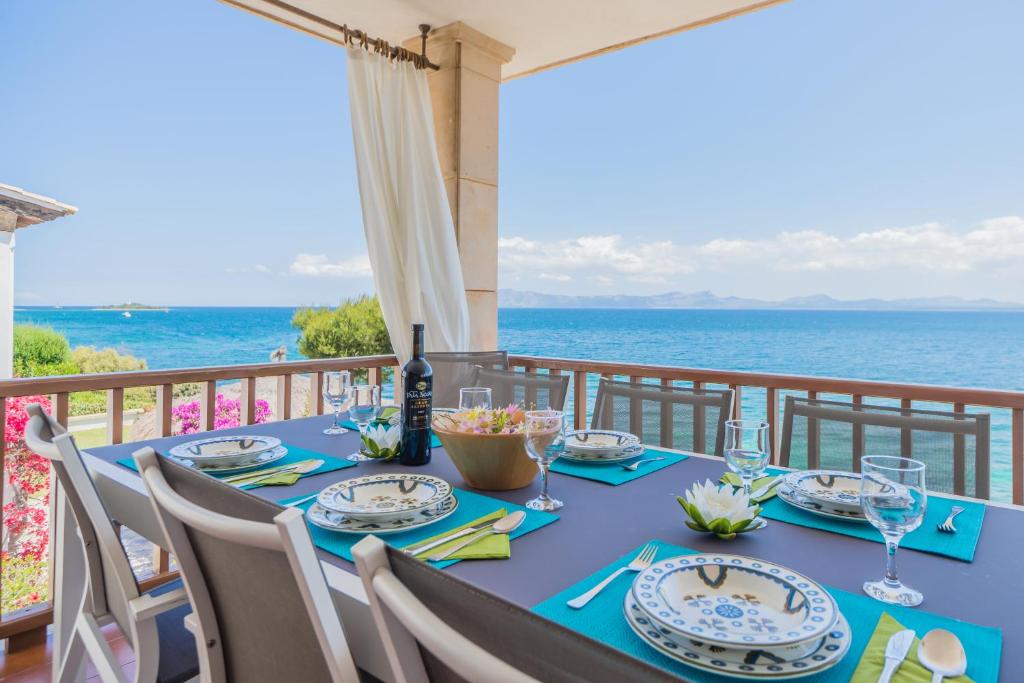 ポルト・ダルクディアにあるVilla Ca'n Torrens Alcanadaの海の景色を望むダイニングテーブル
