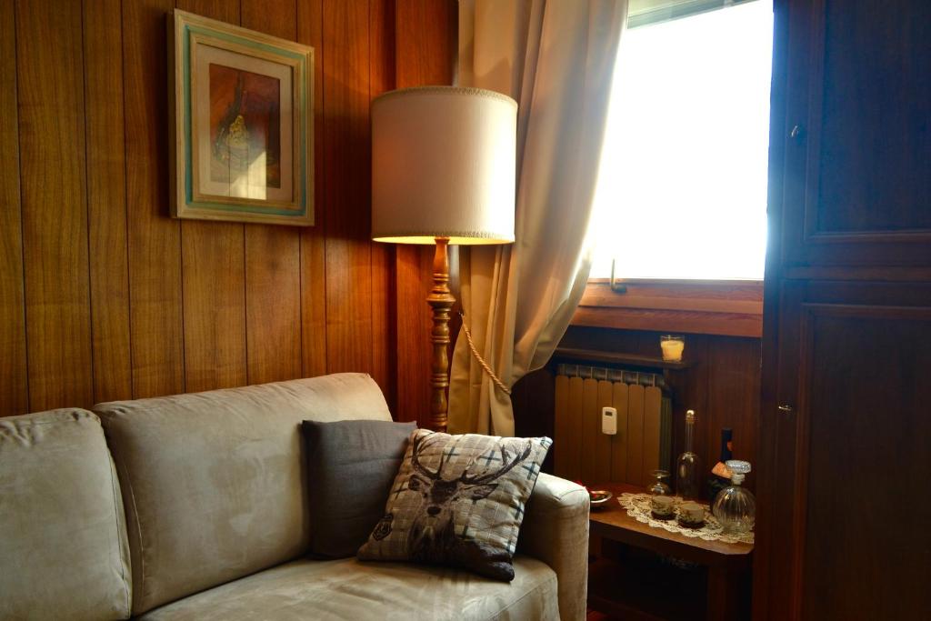 布勒伊－切爾維尼亞的住宿－Golf & SKI studio，带沙发和台灯的客厅