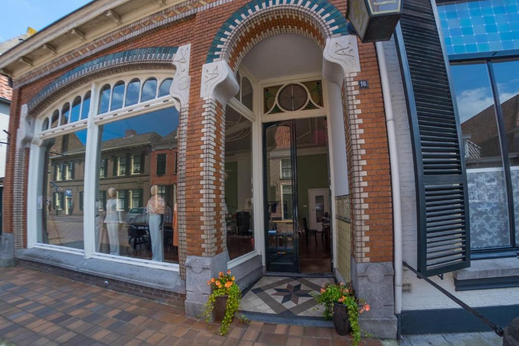 una entrada a un edificio de ladrillo con un arco en B&B Het Atelier en Doesburg