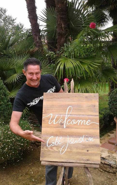 un homme tenant un panneau indiquant la sortie jordan dans l'établissement Cote jardin, à Hontanx