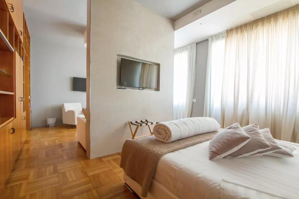 Postel nebo postele na pokoji v ubytování Ginevra Rooms