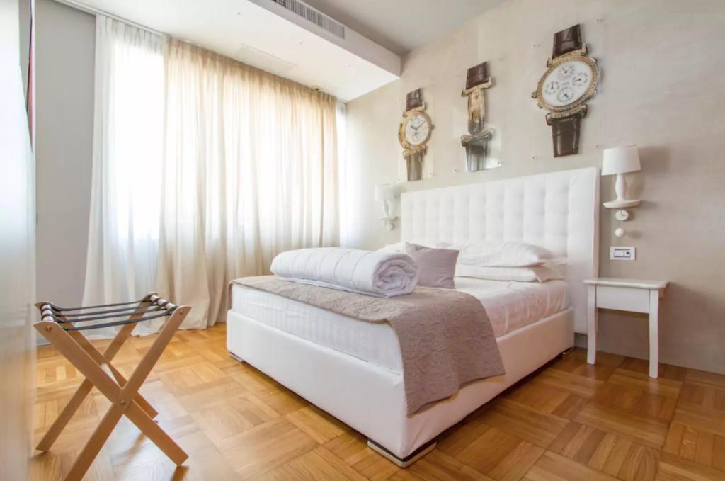 Postel nebo postele na pokoji v ubytování Ginevra Rooms