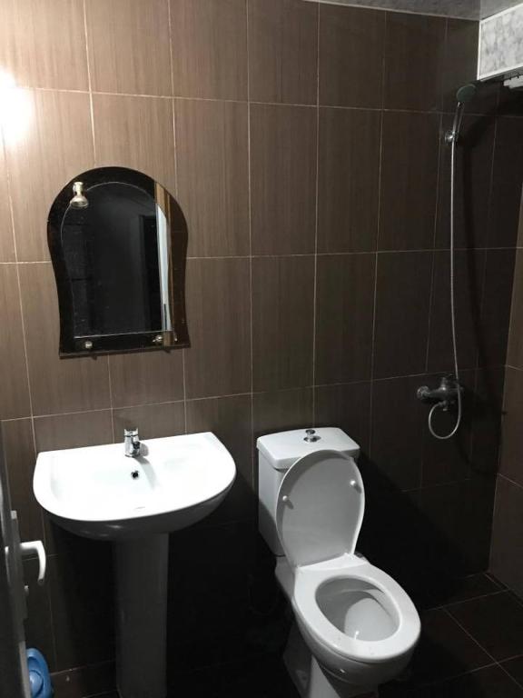 un bagno con un water e un lavandino di Seaside House Kobuleti a Kobuleti