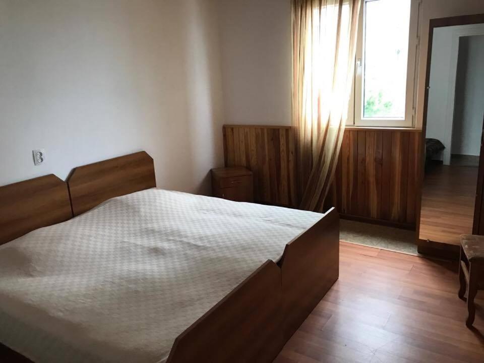 una camera da letto con un letto grande e una finestra di Seaside House Kobuleti a Kobuleti